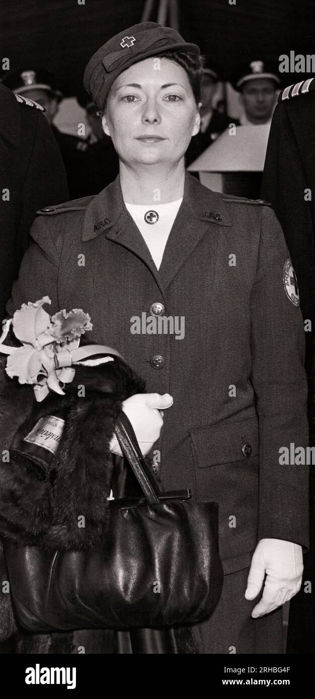 New York, New York, 24. Dezember 1941 Autorin Margaret Mitchell in ihrer Red-Cross-Uniform während der Inbetriebnahmezeremonien für den Leichtkreuzer USS Atlanta am New York Navy Yard in Brooklyn. Stockfoto