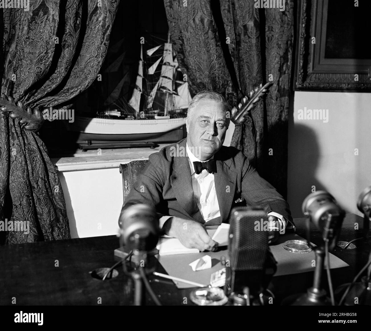 Washington, D.C.: 6. September 1936 Präsident Franklin Delano Roosevelt, der einen seiner dreißig Chats am Kamin hält. Stockfoto