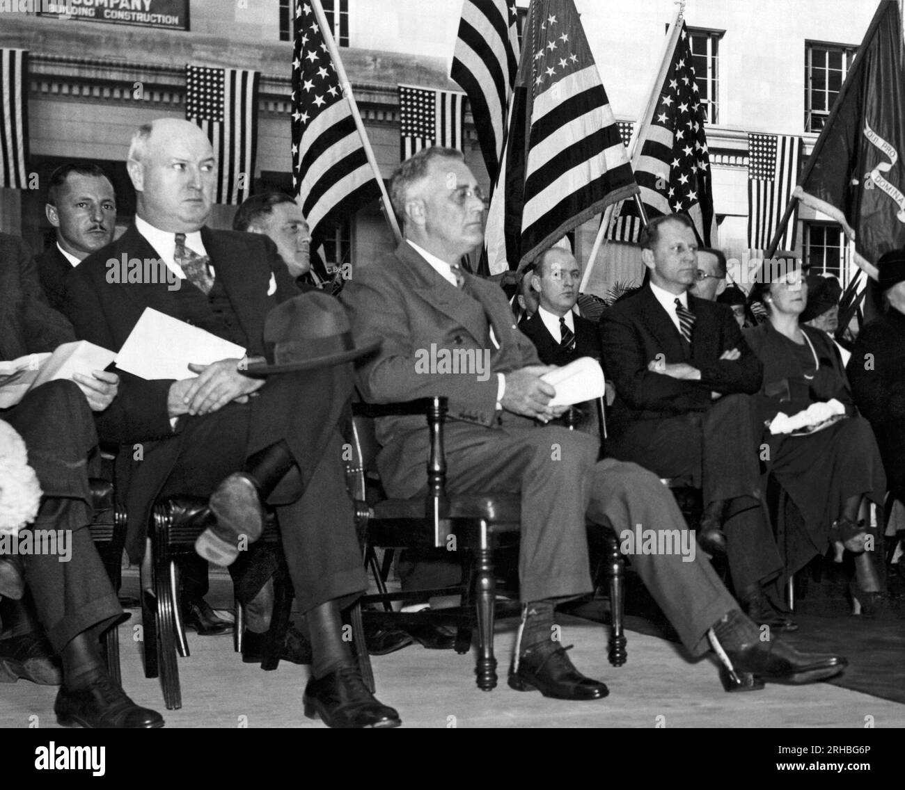 Washington, D.C.: 25. Oktober 1934. Postmeister James Farley und Präsident Franklin D. Roosevelt bei den Zeremonien für die Einweihung des neuen Department of Justice Building in Washington, DC. Stockfoto