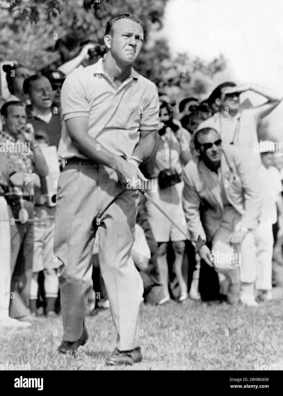Newtown Square, Pennsylvania: 17. Juli 1962 Profi-Golfer Arnold Palmer gewinnt, wenn er beim PGA-Turnier im Aronimink Golf Club aus dem rauen zweiten Grün kommt. Stockfoto