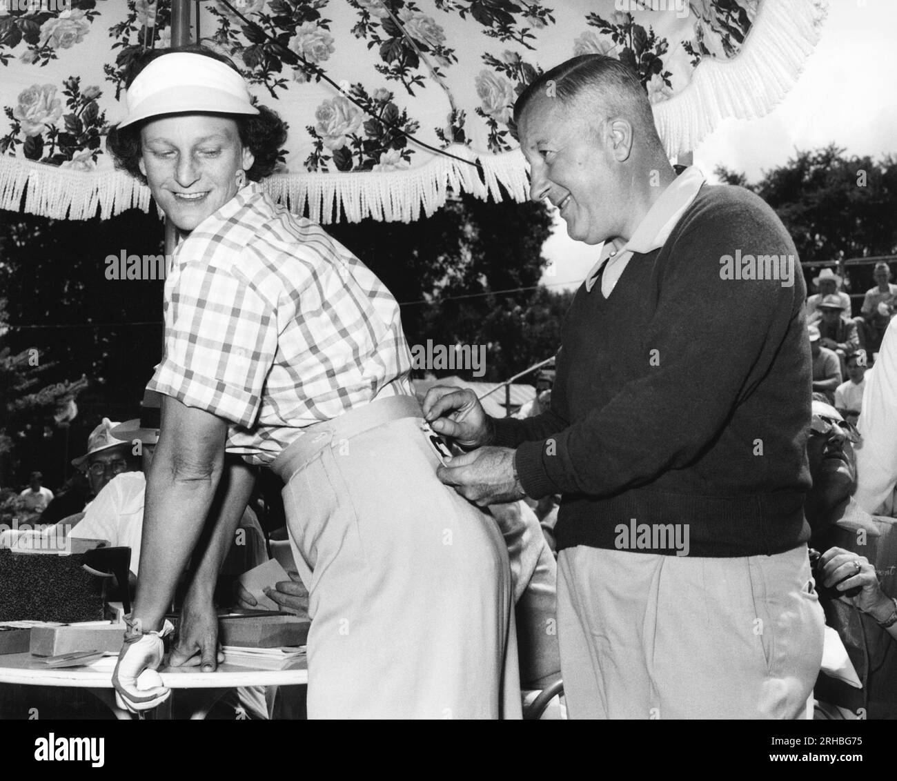 Niles, Illinois: 1953 Babe Didrikson Zaharias bekommt ihre Nummer beim LPGA All American Open Golfturnier im Tam O'Shanter Country Club. Stockfoto
