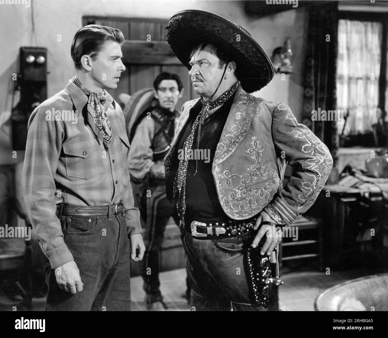 Hollywood, Kalifornien: 1941 Schauspieler Ronald Reagan trotzt dem Bösen Wallace Beery in einer dramatischen Szene im Film „The Bad Men“. Stockfoto