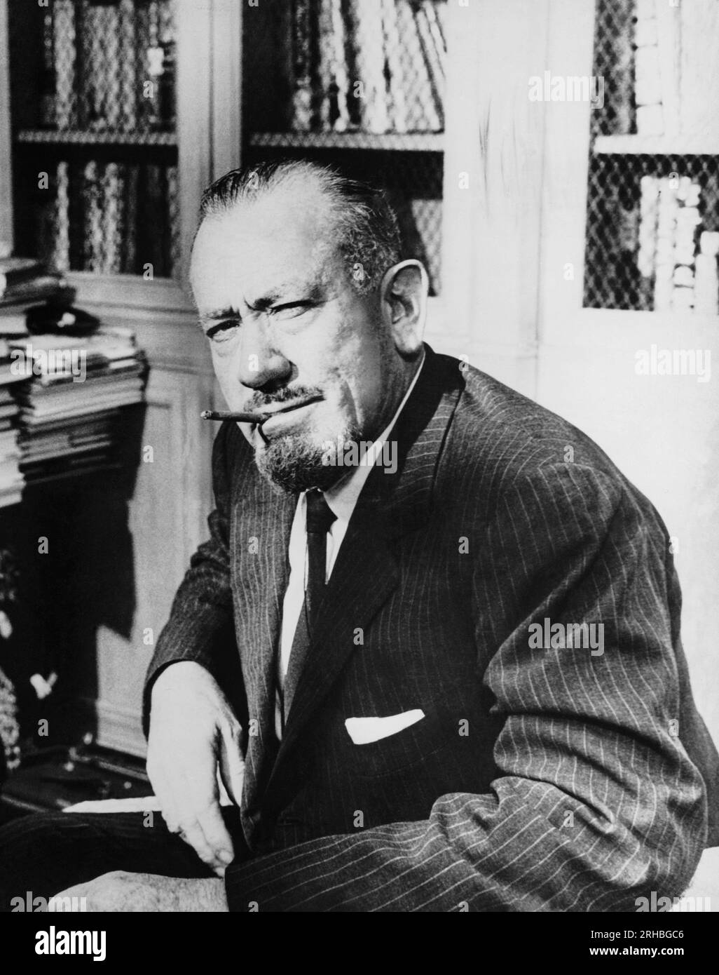 Vereinigte Staaten: c. 1962 Schriftsteller und Nobelpreisträger John Steinbeck. Stockfoto