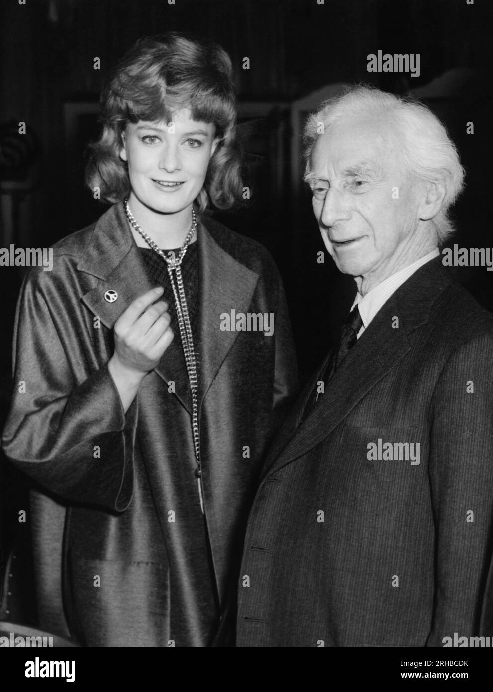 London, England: 23. November 1961 der Ehrengast des britischen Philosophen Bertrand Russell unterhält sich mit der Schauspielerin Vanessa Redgrave bei Foyle's Literary Luncheon. Stockfoto