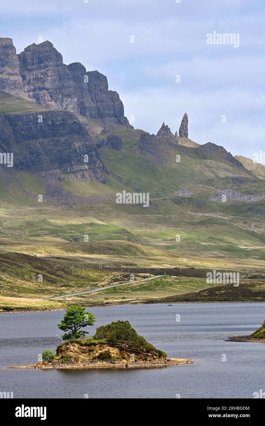 Der alte Mann von Storr Isle of Skye aus Loch Leathan Stockfoto