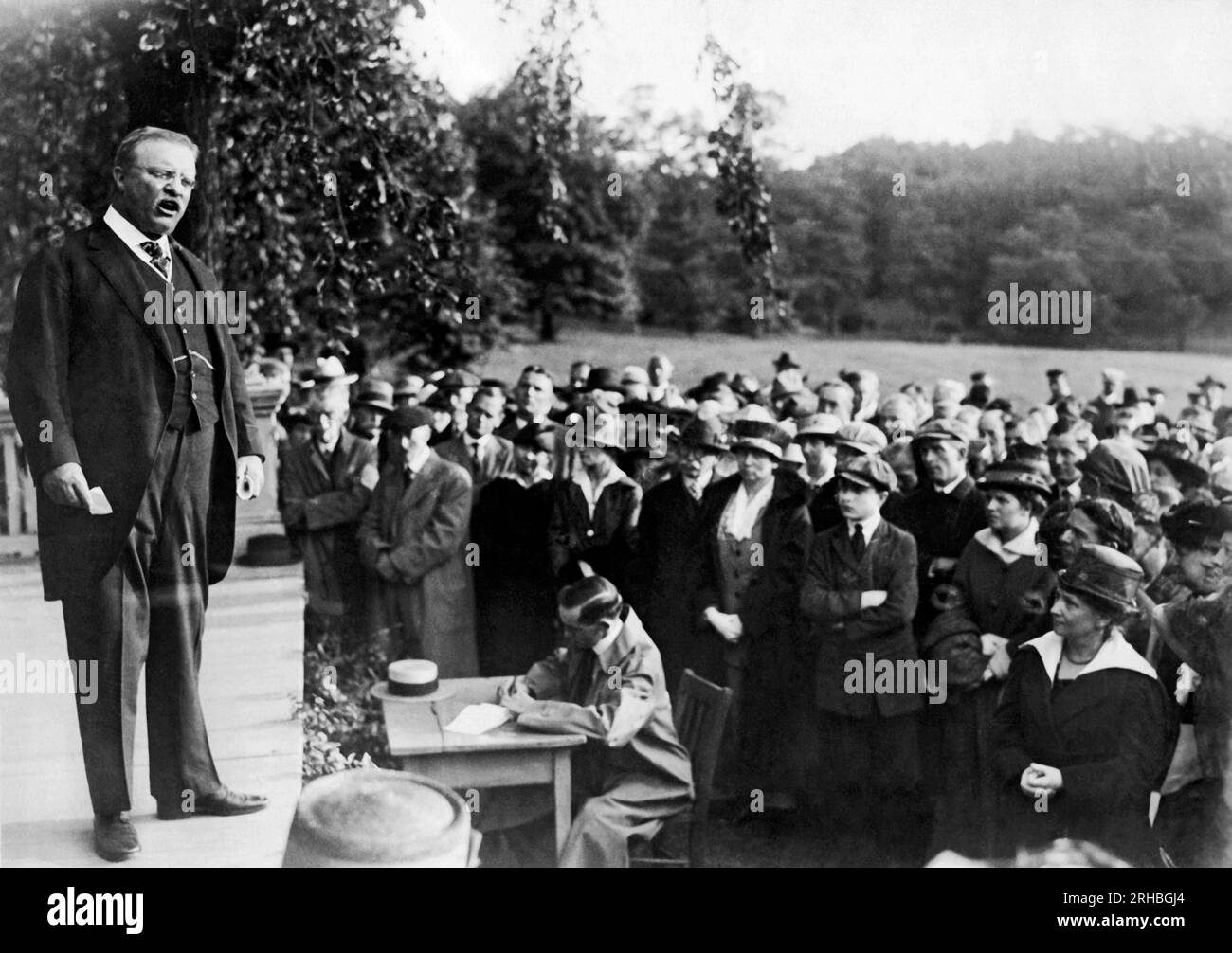 Cove Neck, Long Island, New York, 18. September 1917 Theodore Roosevelt spricht mit einer Gruppe von Suffragetten von der Veranda am Sagamore Hill. Stockfoto