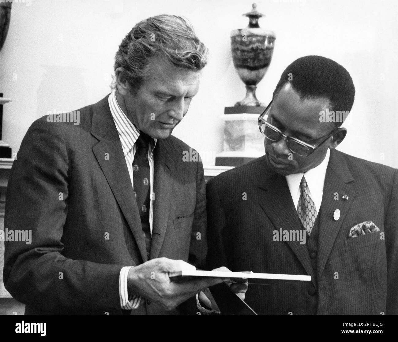 New York, New York: 11. August 1970 Präsident Joseph Mobutu von der Demokratischen Republik Kongo und NY-Bürgermeister John Lindsey schauen sich ein Bild an. Stockfoto