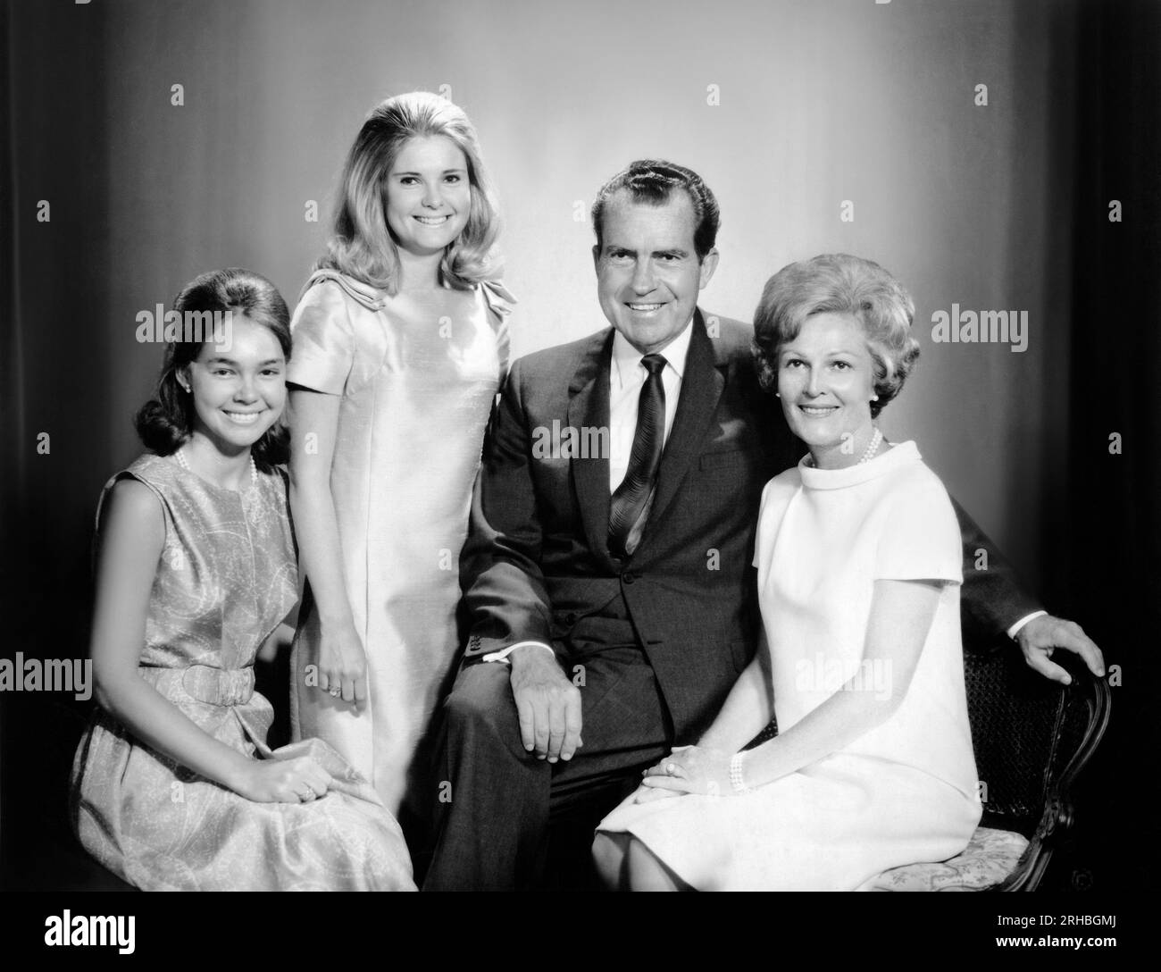 Vereinigte Staaten: ca. 1965 ehemaliger Vizepräsident Richard Nixon mit seiner Frau Pat und ihren Töchtern Julie und Tricia. Stockfoto