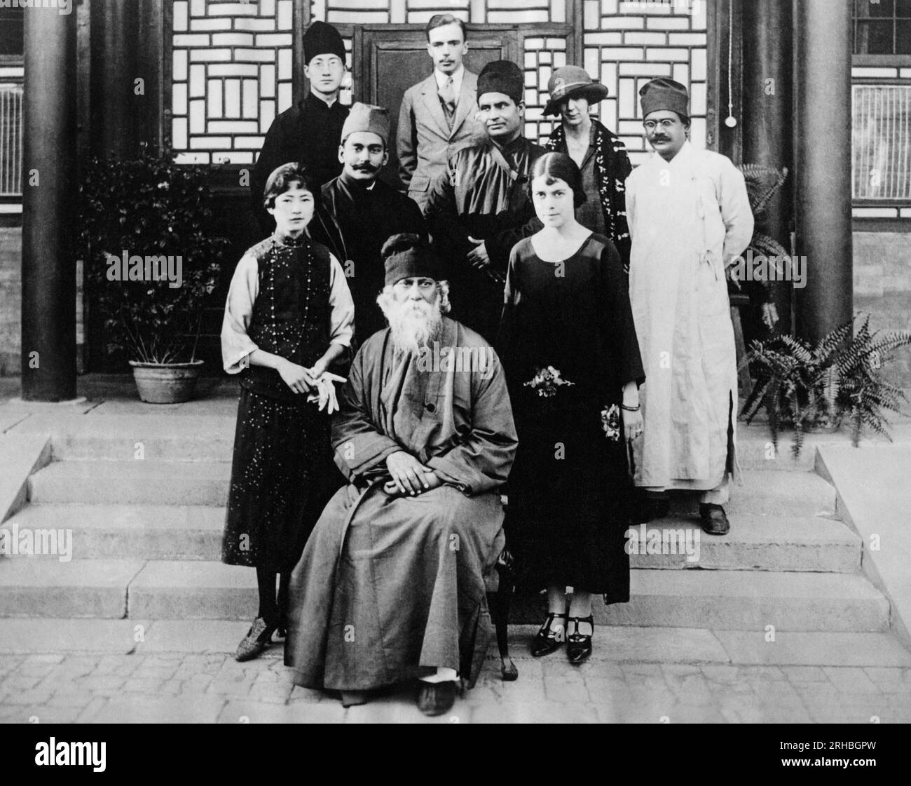 Peking, China: 24. Juni 1924 hinduistischer Philosoph, Dichter und Dozent Rabindranath Tagore mit einer Gruppe der Chinesischen Lektionsvereinigung. Auf der linken Seite ist ein Verfechter moderner Rechte für chinesische Frauen, und auf der rechten Seite ist die amerikanische Tutorin für die Manchu-Kaiserin. Hinter ihm sind Angehörige seines Indianerstabs. Stockfoto