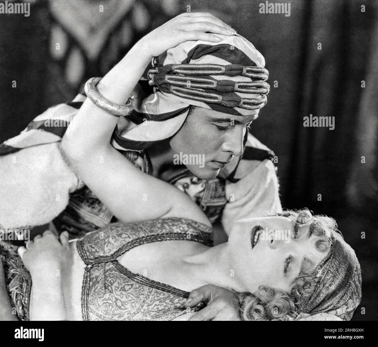 Hollywood, Kalifornien: 1926 Schauspieler Rudolph Valentino und Vilma Banky in seinem letzten Film „Sohn des Scheich“. Stockfoto