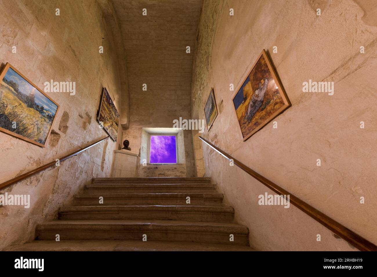 St Remy de Provence, Bouches du Rhone, Frankreich, 06.23.2018. Die zentrale Treppe führt zu Van Goghs Zimmer im Kloster St. Paul de Mausole. Stockfoto