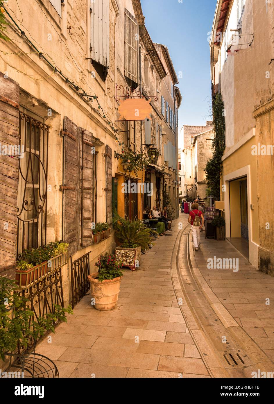 St Remy de Provence, Buches du Rhone, Frankreich, 17,06,2018. Straße im historischen Stadtzentrum von St. Remy de Provence. Stockfoto