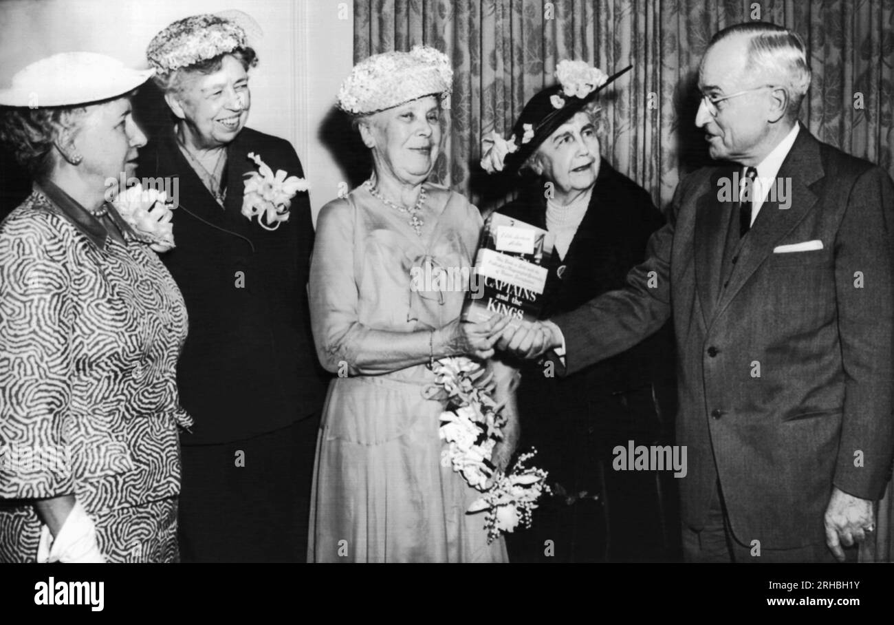 Washington, D.C.: 11. Mai 1954 ehemalige First Ladies und ehemaliger Präsident Truman treffen sich im Weißen Haus zur Veröffentlichung der Memoiren von Sozialministerin Edith Helm. Mrs. Truman, Mrs. Franklin D. Roosevelt, Mrs. Helm, Mrs. Woodrow Wilson und Mr. Truman. Stockfoto