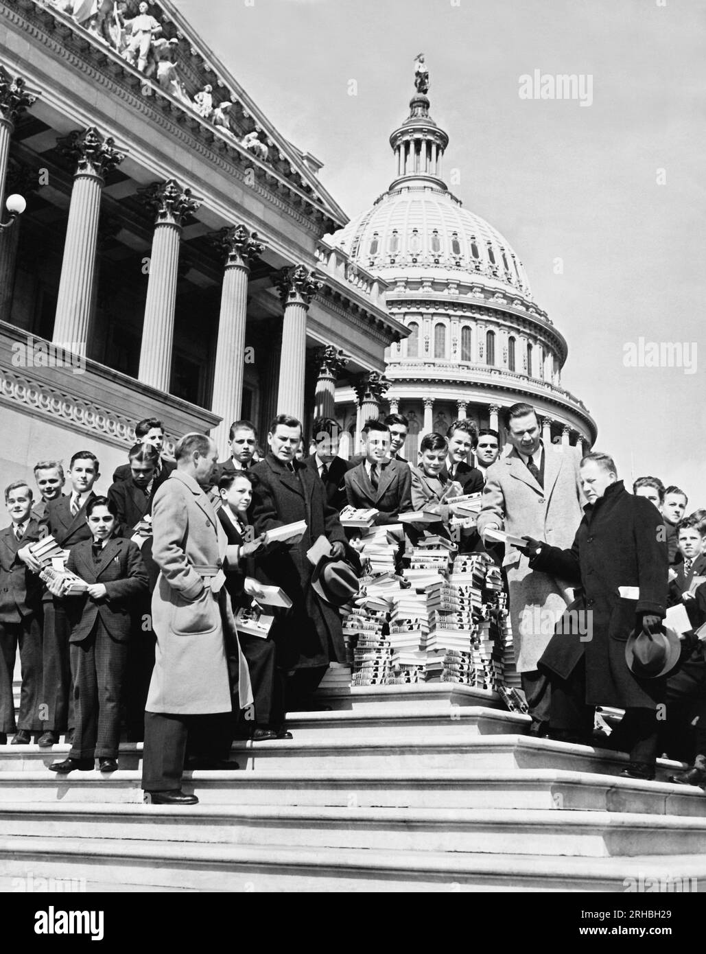 Washington, D.C.: 10. März 1937 Zeitungskolumnist und Radiokommentator Drew Pearson mit Mitautor Bob Allen präsentiert Mitglieder des Repräsentantenhauses mit signierten Kopien ihrer neuen Satire am Obersten Gerichtshof, "die neun alten Männer". Stockfoto