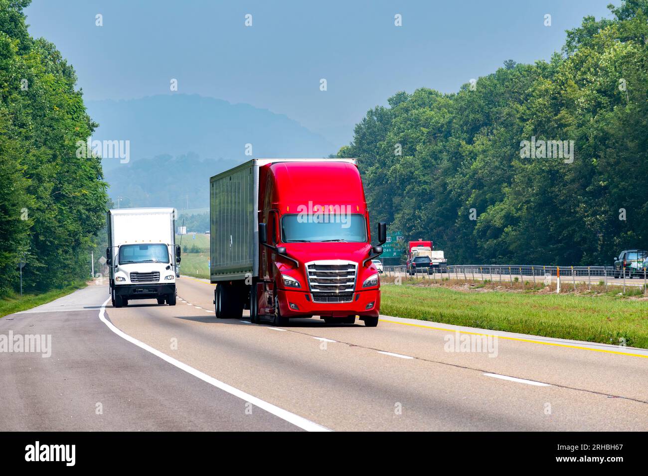 Horizontale Aufnahme des Morgenverkehrs auf einer Autobahn mit Kopierraum. Stockfoto