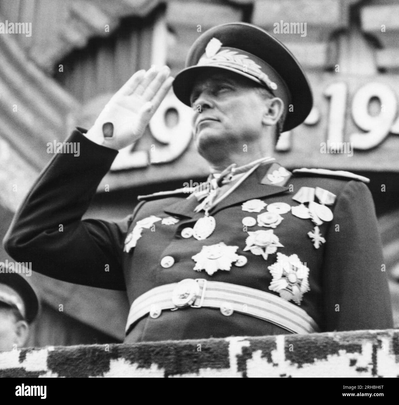 Belgrad, Jugoslawien: 10. Juni 1946 Jugoslawiens Präsident Marschall Tito salutiert während der Parade des V-E-Tages anlässlich des ersten Jahrestages des Sieges der Alliierten in Europa aus dem Revisionsstand. Stockfoto