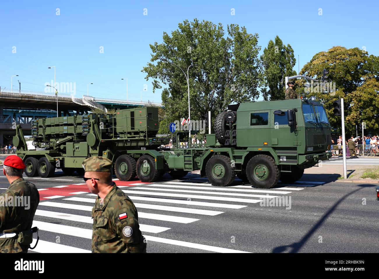 Polen, Warschau: Polnische Armee präsentiert einen Raketenlieferwagen während des polnischen Kriegstags. Stockfoto