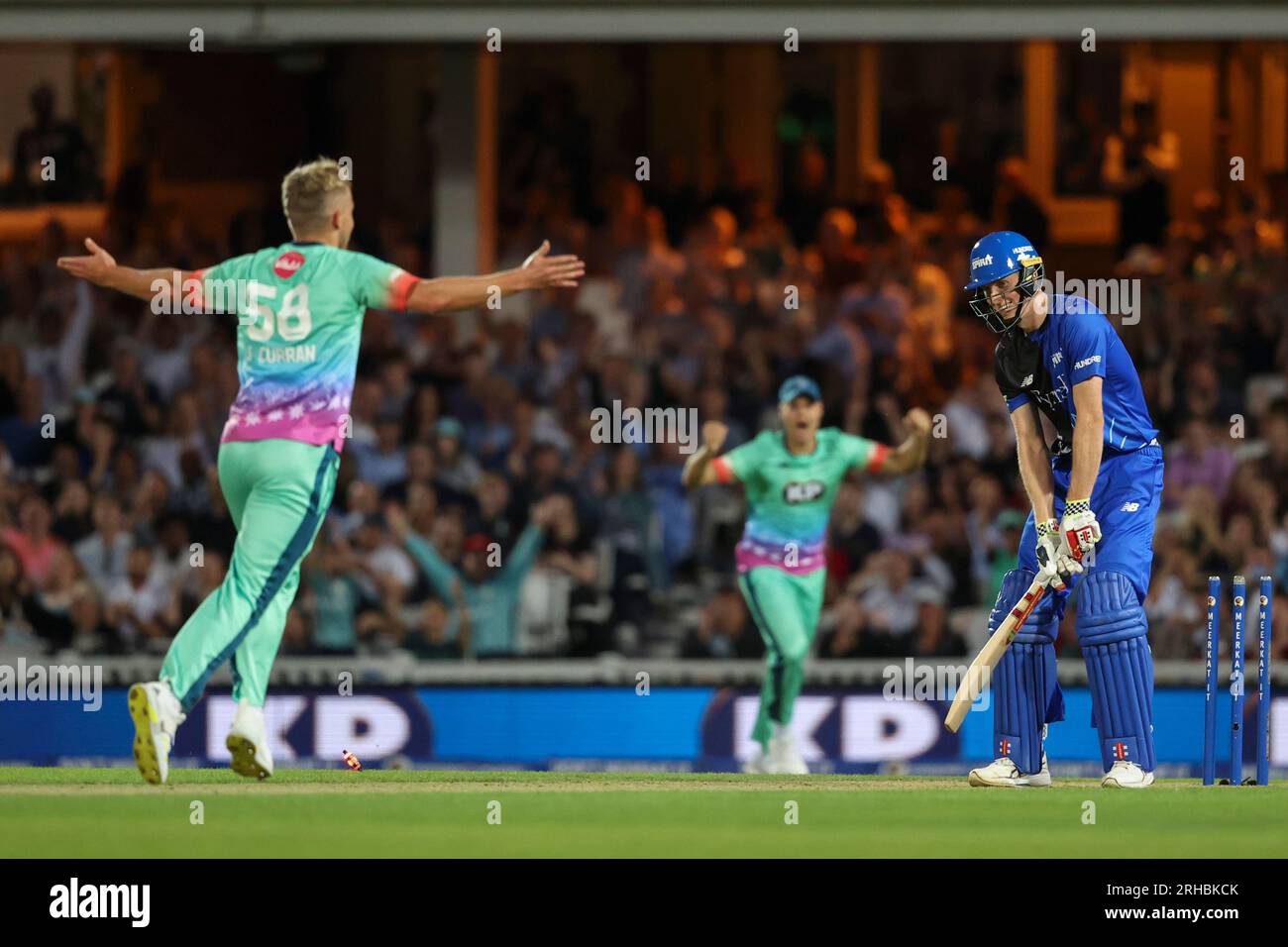 London, England. 9. August 2023. Sam Curran von Oval Invincibles feiert die Entlassung von Zak Crawley von London Spirit während des hundert-Match zwischen Oval Invinciples und London Spirit im Oval. Stockfoto