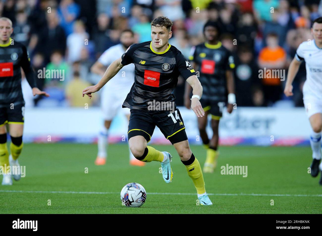 Birkenhead, Großbritannien. 15. Aug. 2023. Toby Sims aus Harrogate Town in Aktion. EFL Skybet Football League Two Match, Tranmere Rovers gegen Harrogate Town im Prenton Park, Birkenhead, Wirral am Dienstag, den 15. August 2023. Dieses Bild darf nur zu redaktionellen Zwecken verwendet werden. Nur redaktionelle Verwendung, .pic von Chris Stading/Credit: Andrew Orchard Sports Photography/Alamy Live News Stockfoto