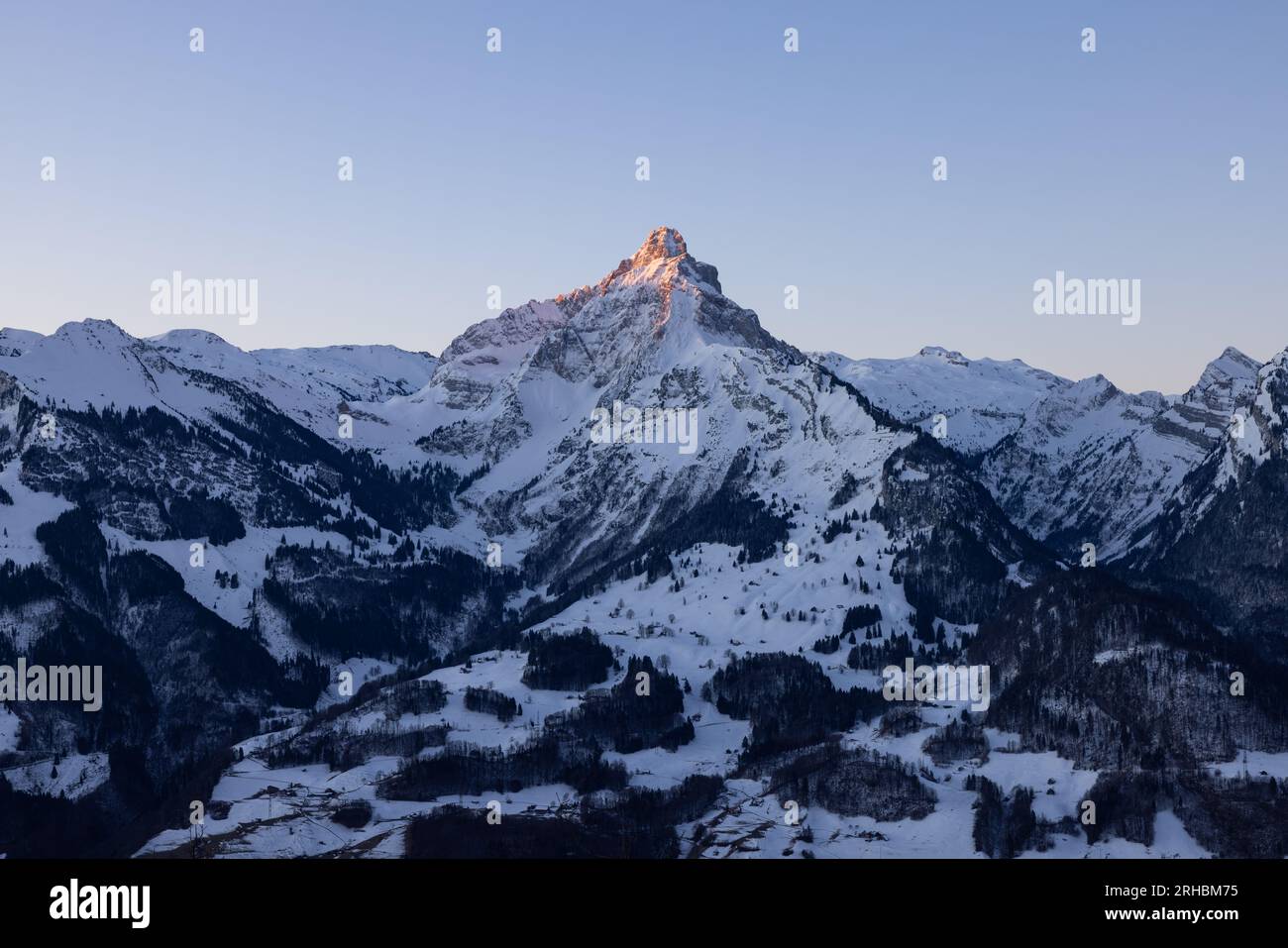 Ein Berg in den Schweizer Alpen wunderschön in Szene gesetzt von der Morgensonne. Ein majestätischer Anblick von einem Berg, der wie das Matterhorn aussieht. Stockfoto