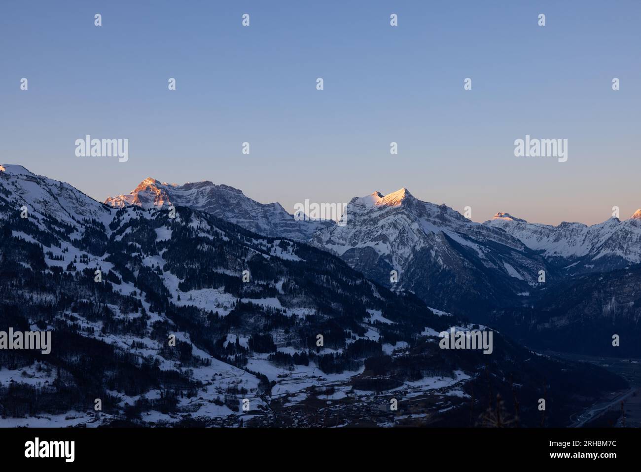 Ein Berg in den Schweizer Alpen wunderschön in Szene gesetzt von der Morgensonne. Ein majestätischer Anblick von einem Berg, der wie das Matterhorn aussieht. Stockfoto