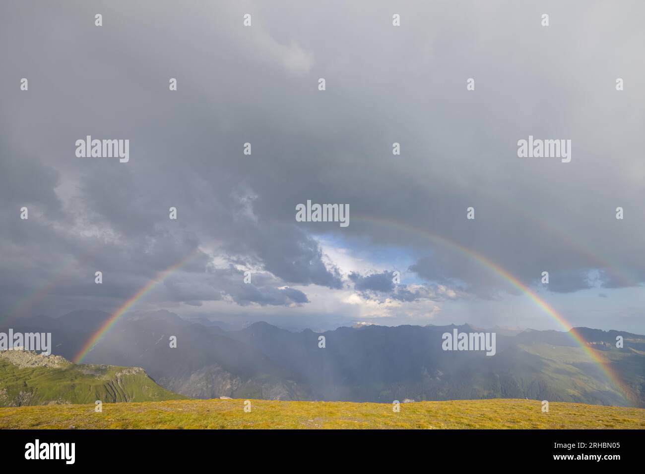 Was für ein wunderbarer Regenbogen am Horizont. Schöne Farben. Epische Sicht. Stockfoto