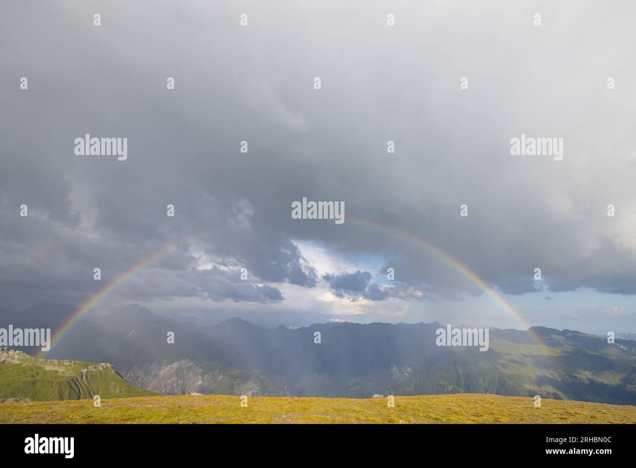Was für ein wunderbarer Regenbogen am Horizont. Schöne Farben. Epische Sicht. Stockfoto