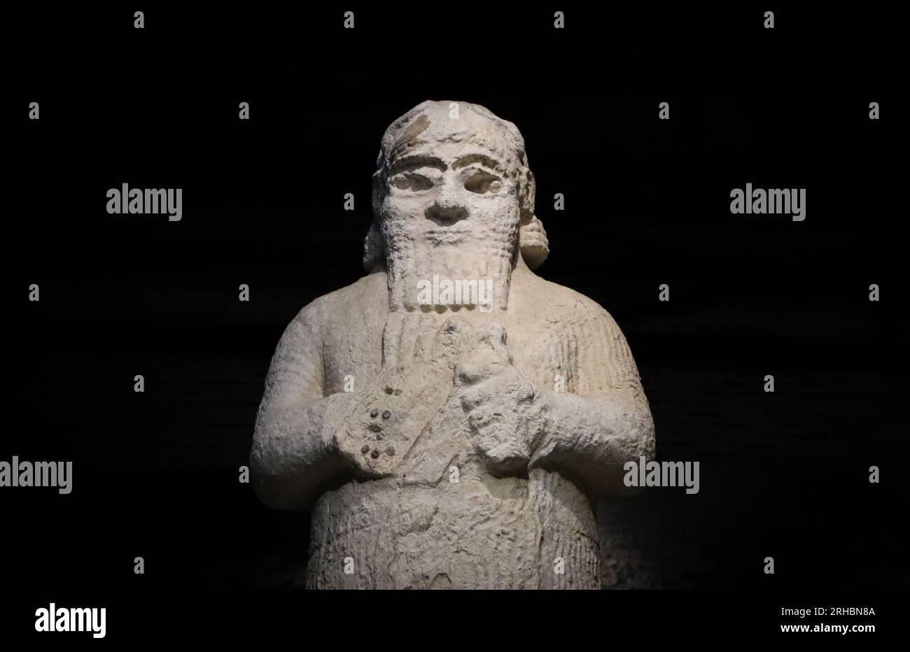 Adana - Türkei - 12. August 2023, Tarhunda - Gott mit Wagenskulptur. Adana Archäologiemuseum. Stockfoto