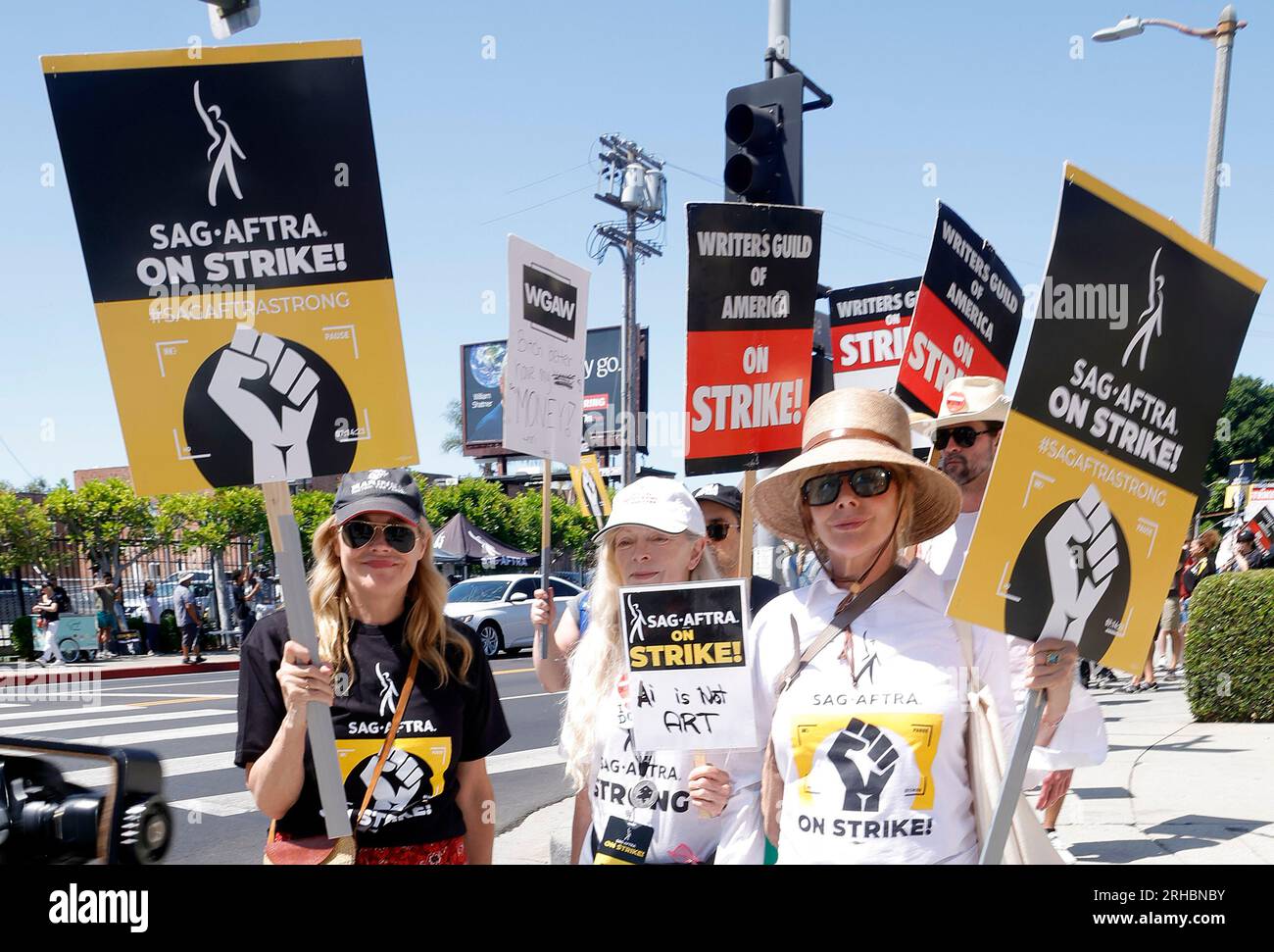Los Angeles, Ca. 15. Aug. 2023. Mary McCormack, Frances Fisher und Rosanna Arquette gelten am 15. August 2023 als SAG-AFTRA und WGA Strike vor den Paramount Studios in Los Angeles, Kalifornien. Kredit: Faye Sadou/Media Punch/Alamy Live News Stockfoto