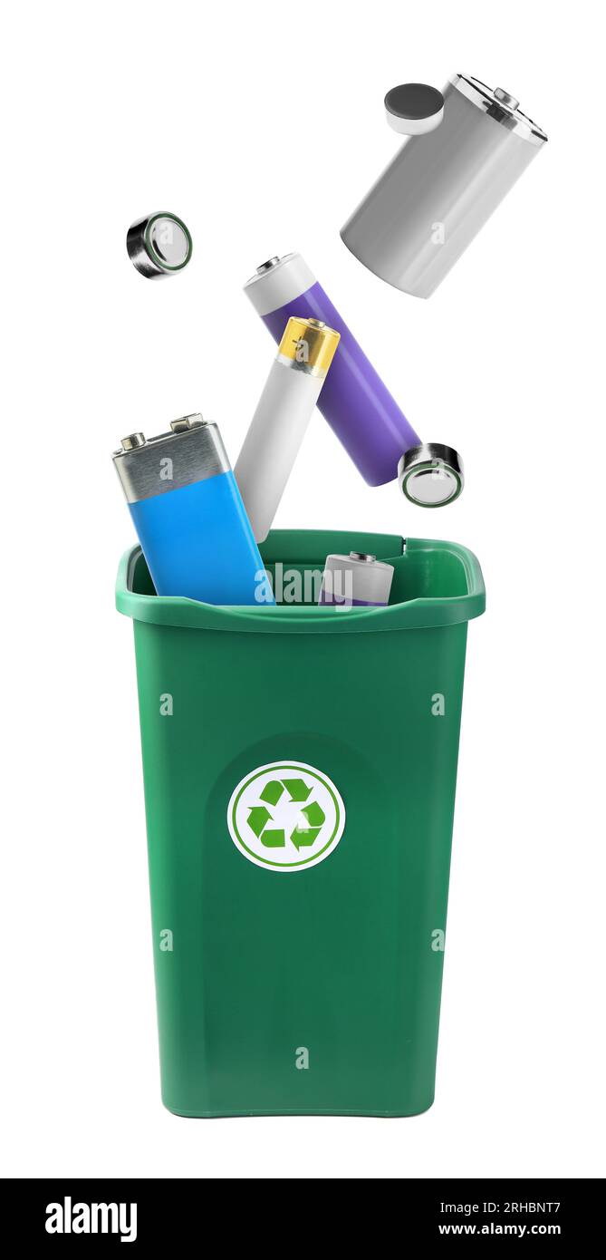 Alkali-Batterien fallen auf weißem Hintergrund in den Abfalleimer. Recycling-Konzept Stockfoto