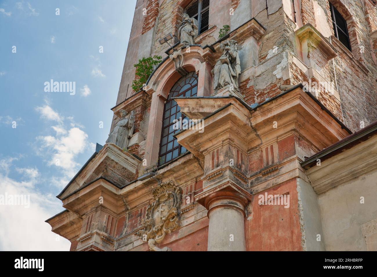 Römisch-katholische Kirche St. Nicholas-Fassade in Kamianets-Podilskyi, Ukraine. Stockfoto