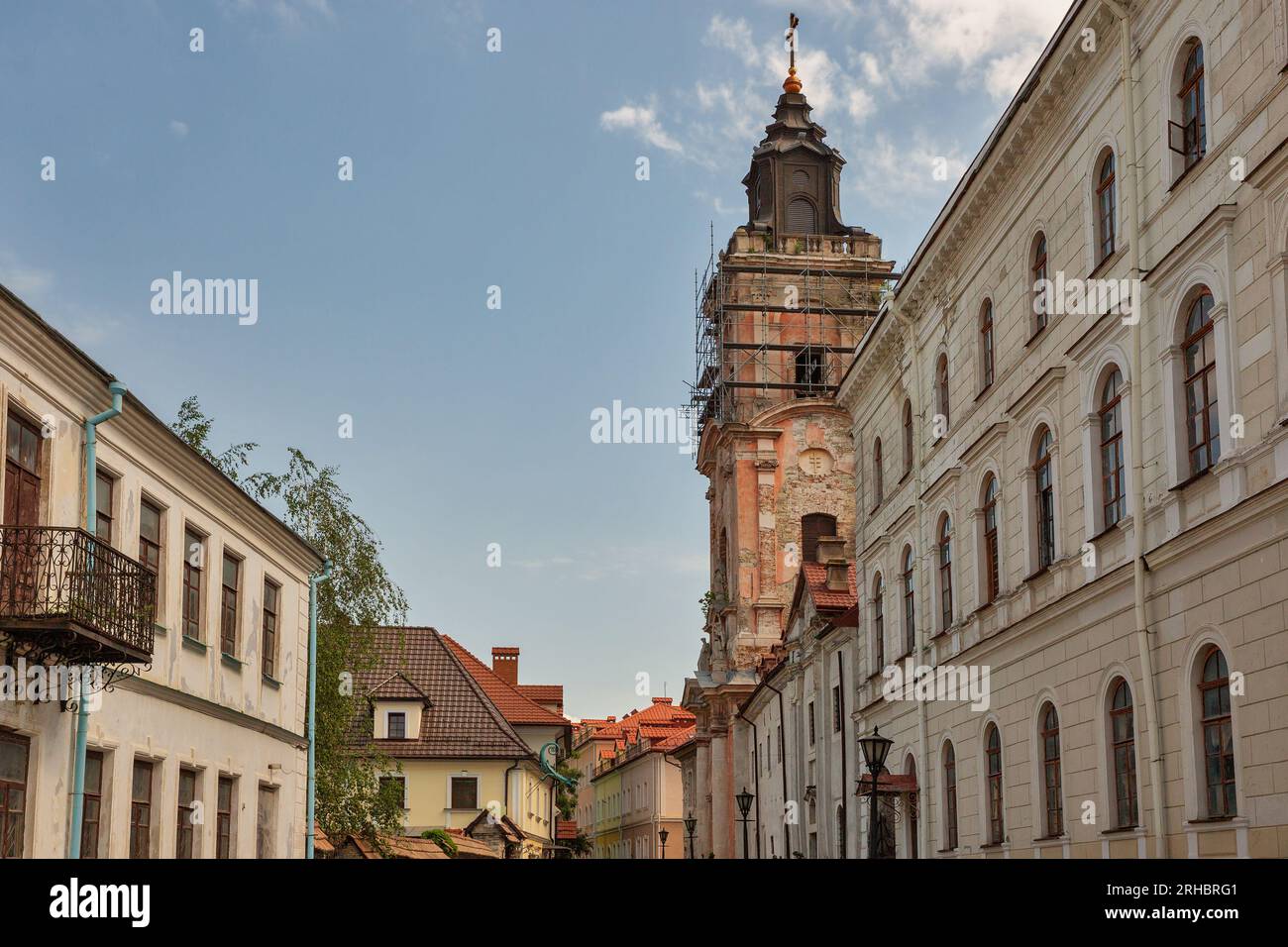Alte schmale Straße mit römisch-katholischer Kirche St. Nikolaus in Kamianets-Podilskyi, Ukraine. Stockfoto