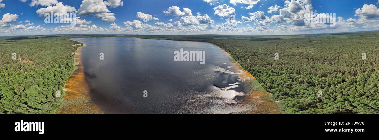 Draufsicht über den Weißen See in Rivne Region Panorama, Ukraine. Stockfoto