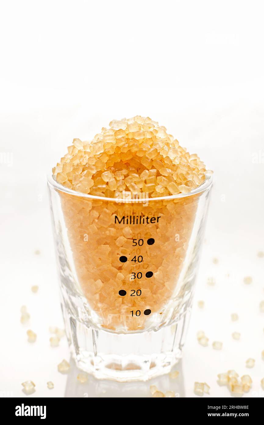 Nahaufnahme eines mit braunem Zucker gefüllten Messglases Stockfoto