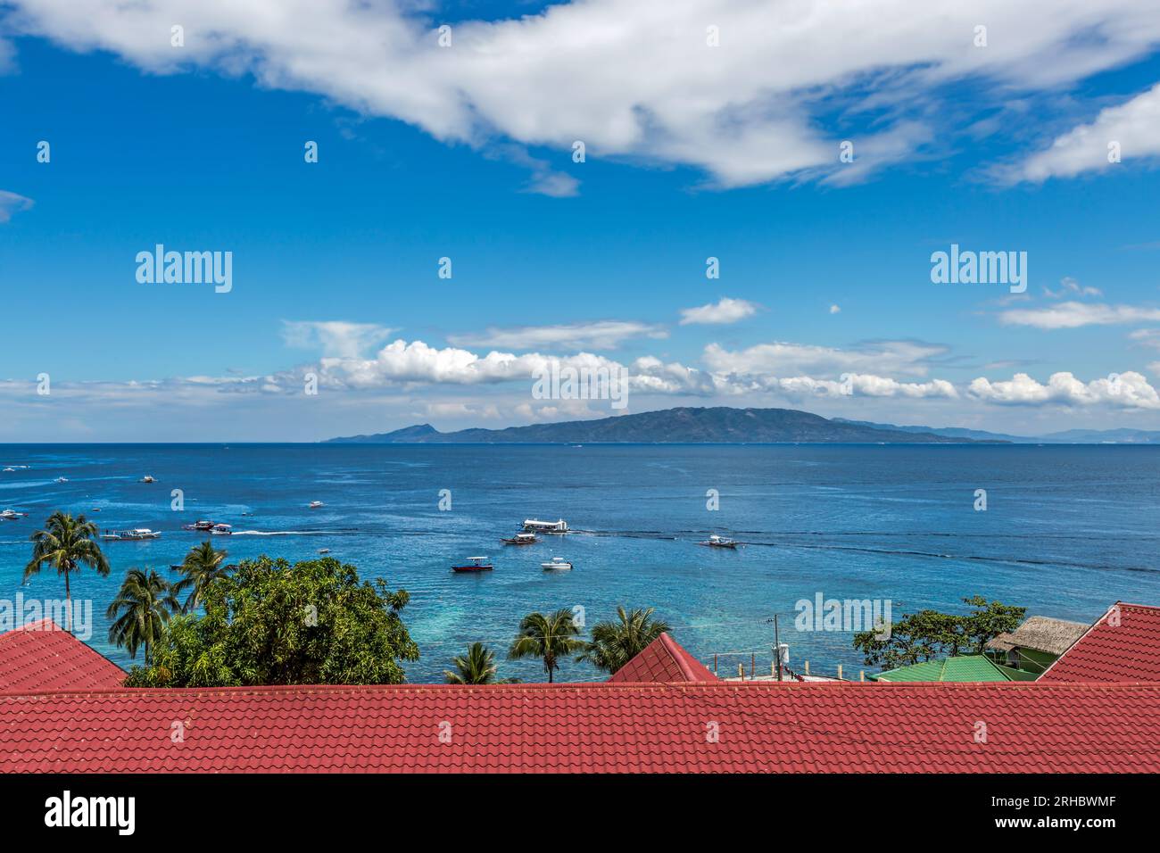Blick von der Dachterrasse auf Boote, die im Meer vor Anker liegen, Haligi Beach, Puerto Galera, Mindoro, Philippinen Stockfoto