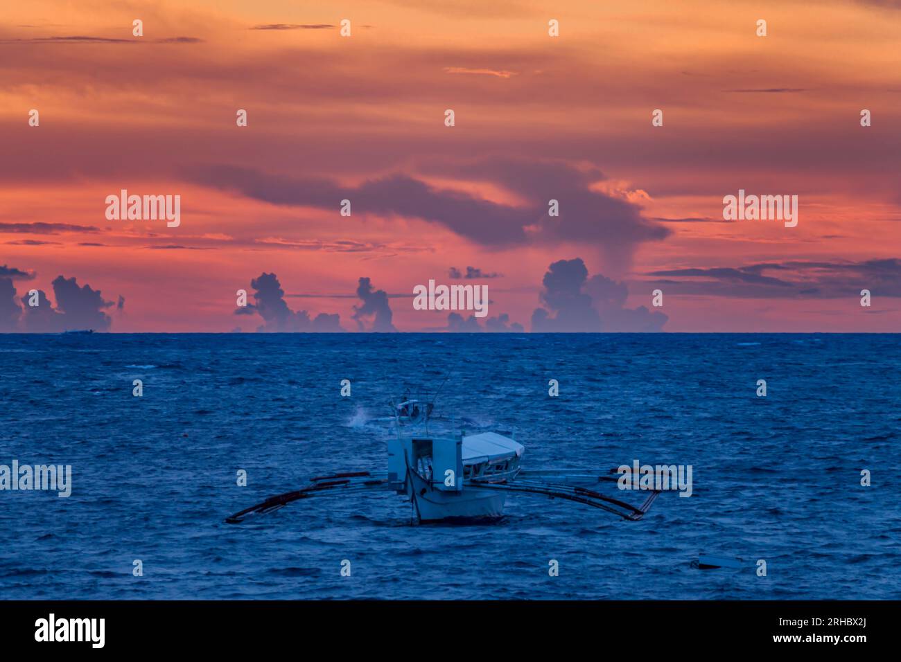 Menschen, die in traditionellen Booten auf den Philippinen segeln Stockfoto