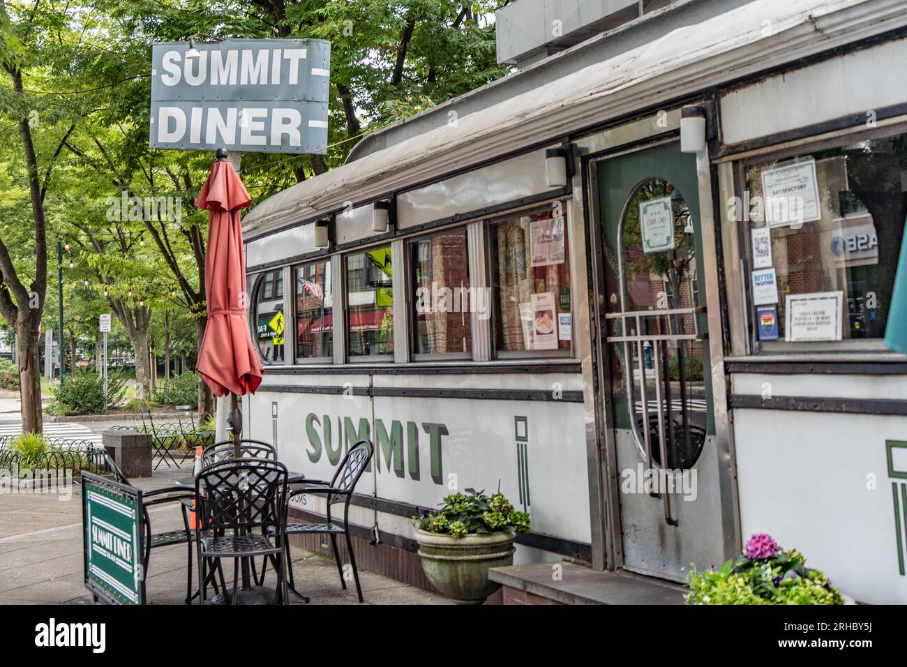 Ummit, New Jersey – 12. August 2023: Vintage-Restaurant in Summit New Jersey Stockfoto