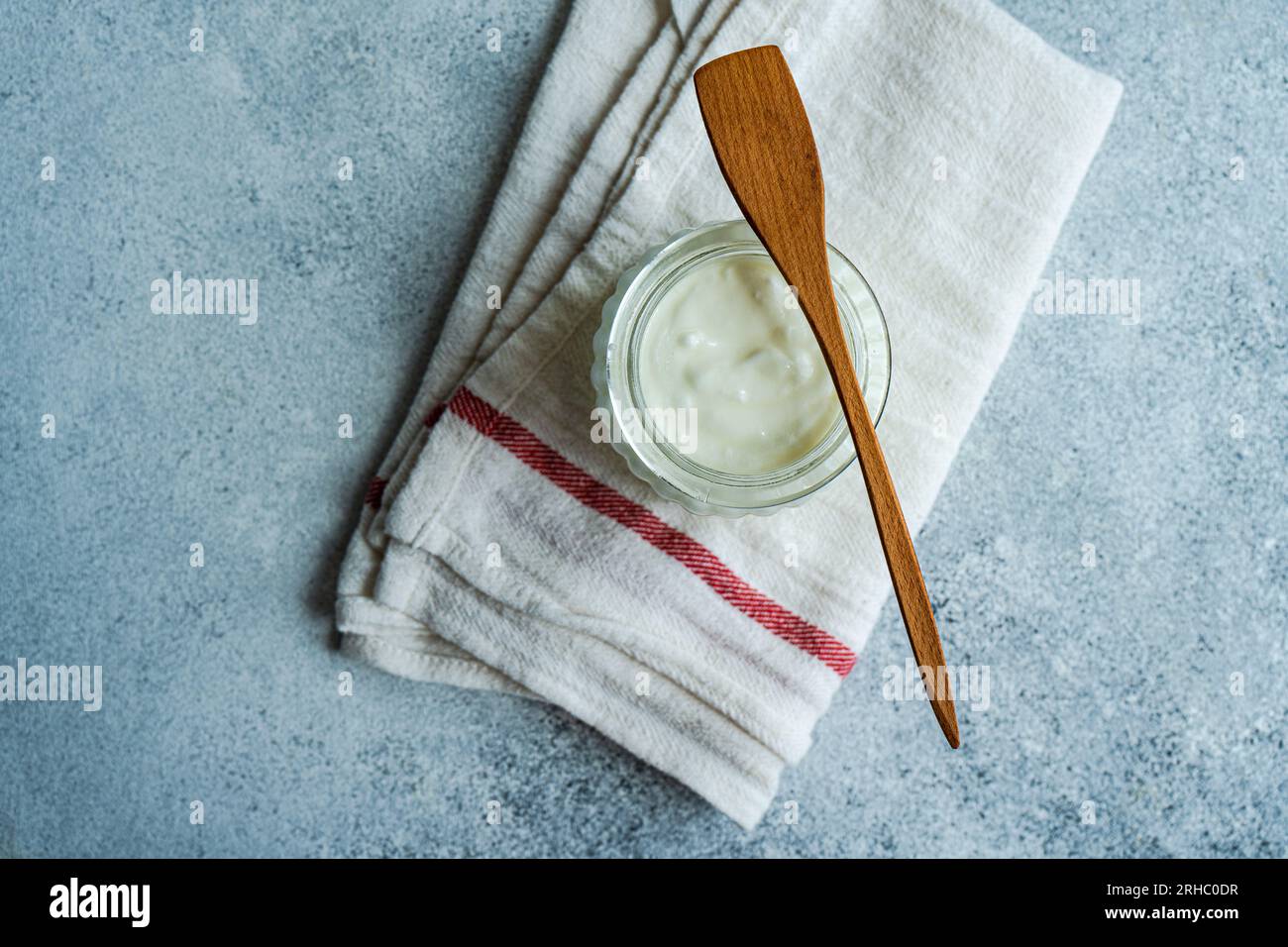 Blick von oben auf ein Glasgefäß mit traditionellem fermentiertem Joghurt (Matsoni) Stockfoto
