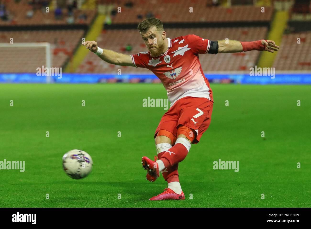 Barnsley, Großbritannien. 15. Aug. 2023. Nicky Cadden #7 von Barnsley kreuzt den Ball beim Sky Bet League 1-Spiel Barnsley gegen Peterborough in Oakwell, Barnsley, Großbritannien, 15. August 2023 (Foto von Alfie Cosgrove/News Images) in Barnsley, Großbritannien, am 8./15. August 2023. (Foto: Alfie Cosgrove/News Images/Sipa USA) Kredit: SIPA USA/Alamy Live News Stockfoto