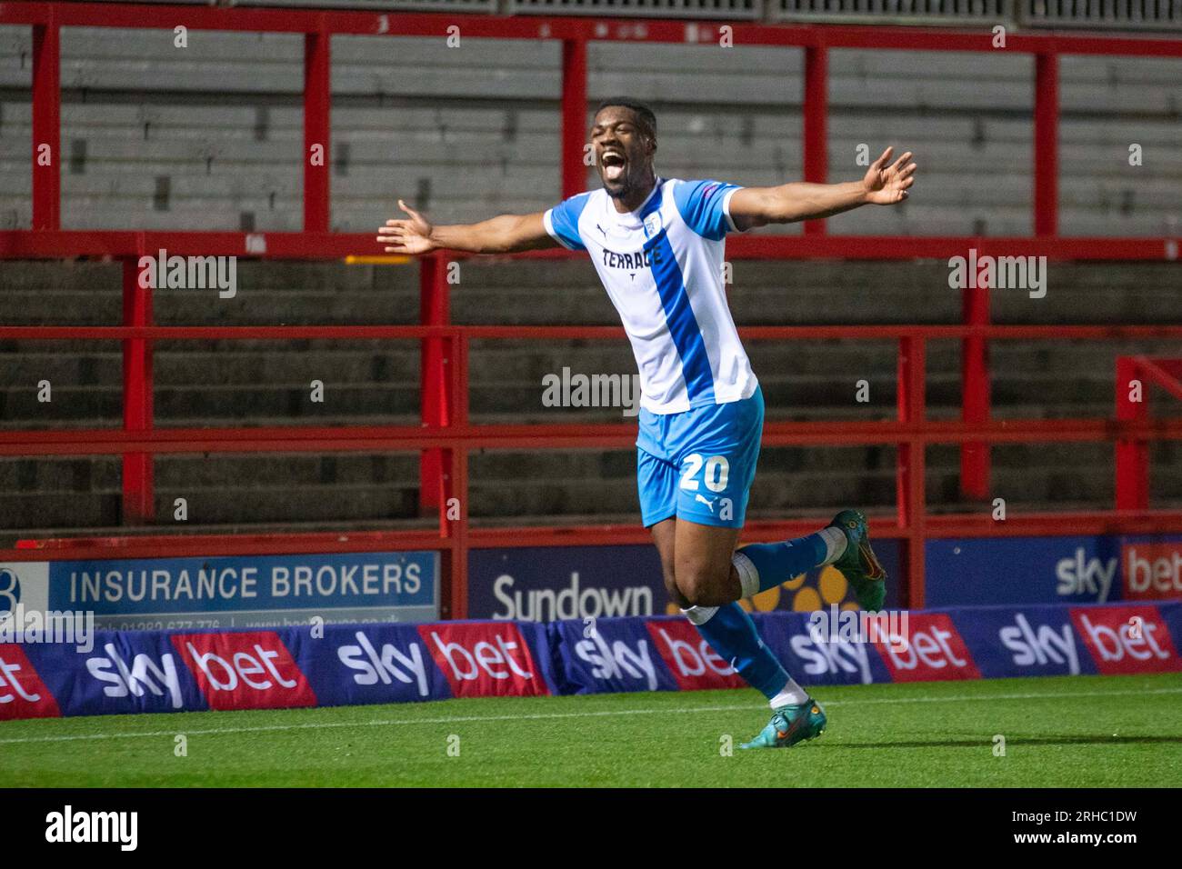 Emile Acquah 20 von Barrow AFC feiert sein Tor während des Spiels der Sky Bet League 2 zwischen Accrington Stanley und Barrow im Wham Stadium in Accrington am Dienstag, den 15. August 2023. (Foto: Mike Morese | MI News) Guthaben: MI News & Sport /Alamy Live News Stockfoto