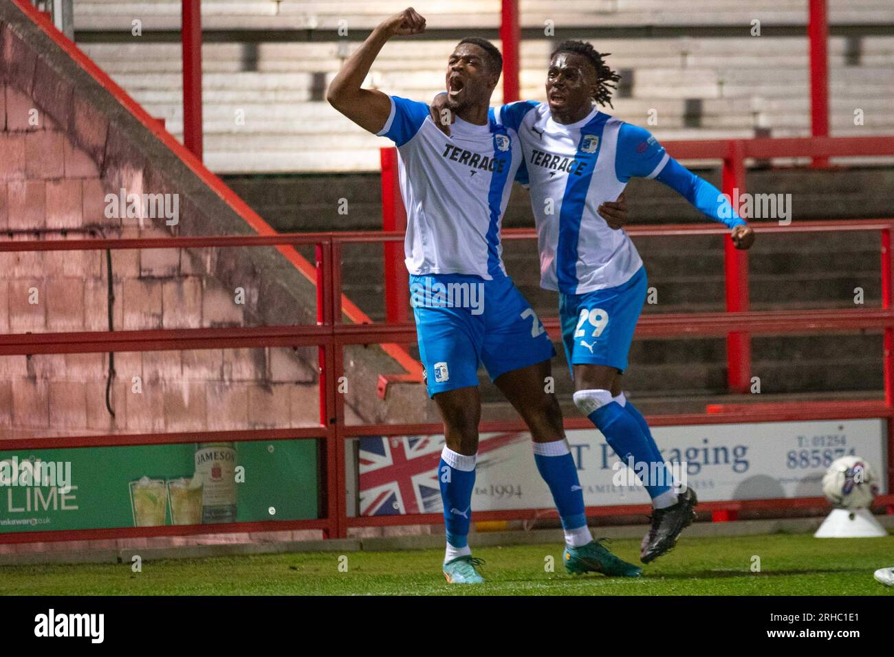 Emile Acquah 20 von Barrow AFC feiert sein Tor während des Spiels der Sky Bet League 2 zwischen Accrington Stanley und Barrow im Wham Stadium in Accrington am Dienstag, den 15. August 2023. (Foto: Mike Morese | MI News) Guthaben: MI News & Sport /Alamy Live News Stockfoto