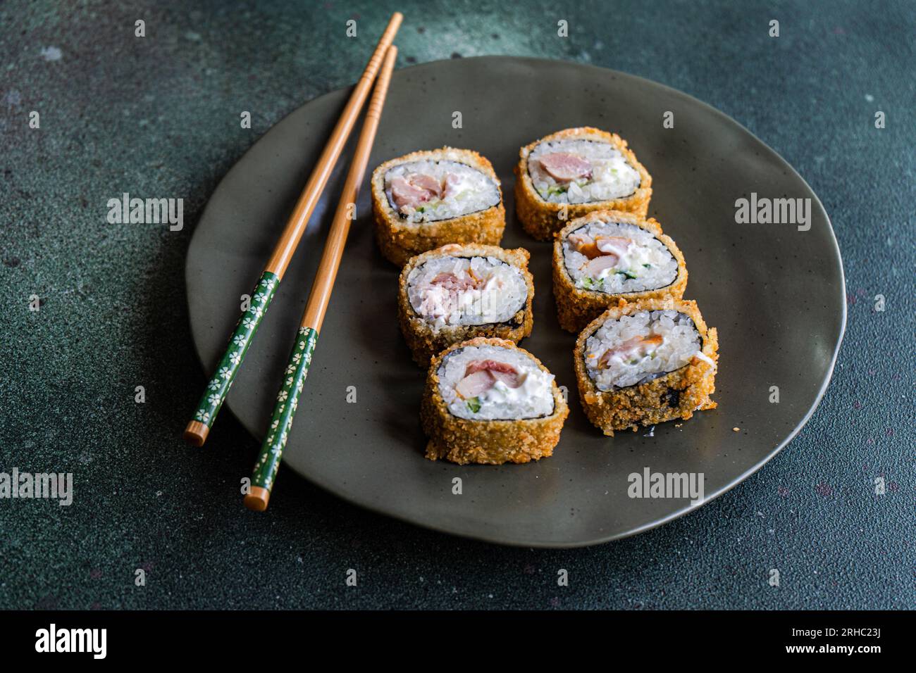 Nahaufnahme eines Tellers gebratener Thunfisch-Maki-Brötchen auf einem Teller Stockfoto