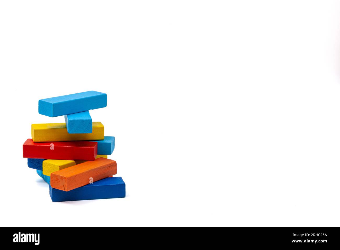 Blau und blau, gelb und rot mit orangefarbenen Holzblöcken für Kinderspielturm. Isolieren. Hochwertige Fotos. Für Text. Stockfoto