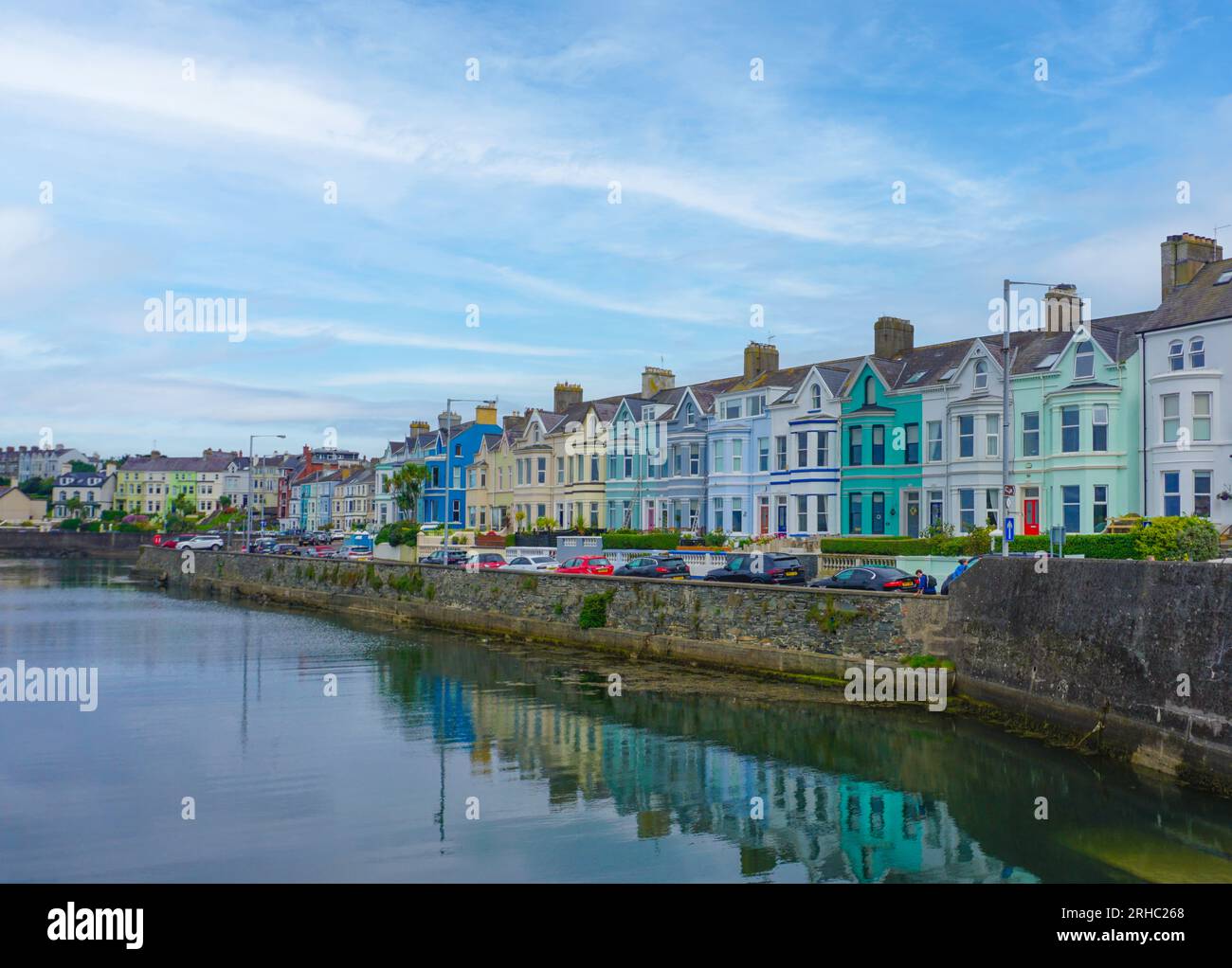 Die farbenfrohen Häuser der Seacliff Road, Bangor, County Down, Nordirland. Terrassenhäuser aus dem 19. Jahrhundert. Stockfoto