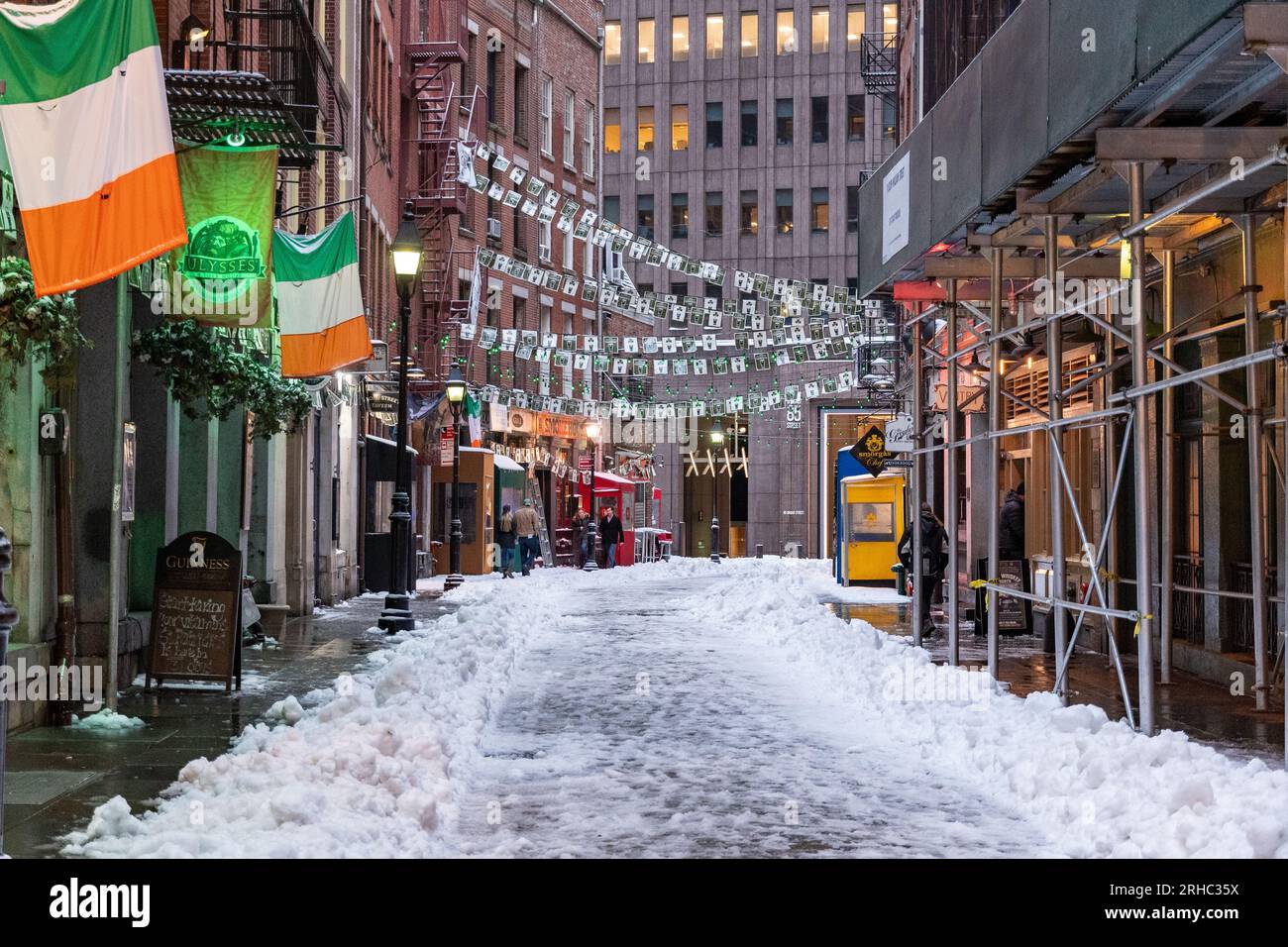 Stone Street, Lower Manhattan, New York City, New York, USA an einem verschneiten Tag im März Stockfoto