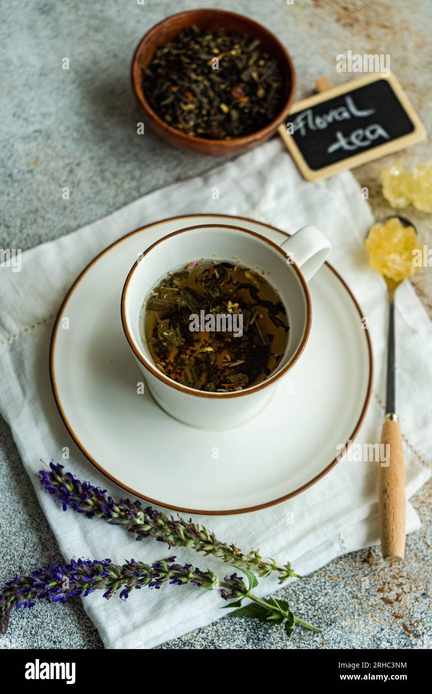 Blick von oben auf eine Tasse Kräutertee mit Kristallzucker Stockfoto