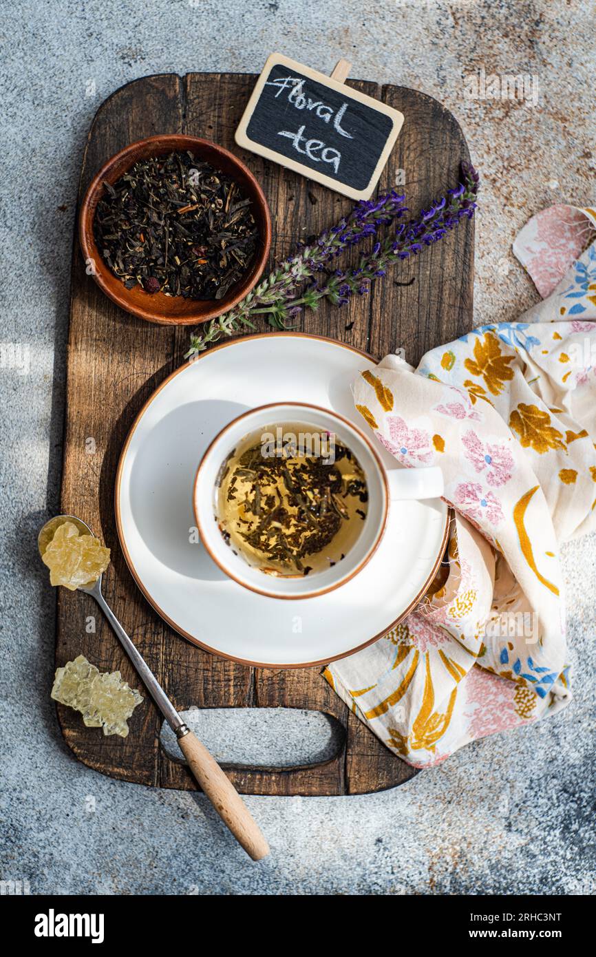 Blick von oben auf eine Tasse Kräutertee mit Kristallzucker Stockfoto