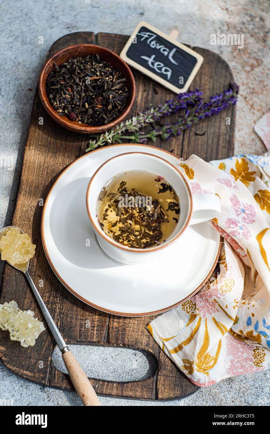 Blick von oben auf eine Tasse Kräutertee mit Kristallzucker Stockfoto