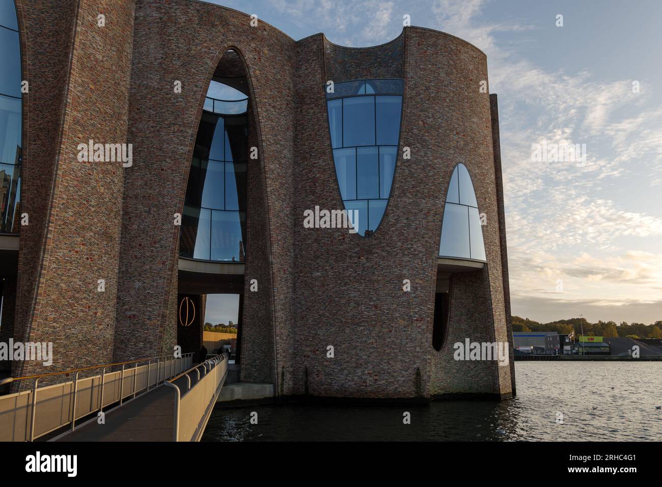 Vejle, Dänemark - 06. OKTOBER 2022: Außenansicht von Fjordenhus bei Sonnenuntergang. Stockfoto