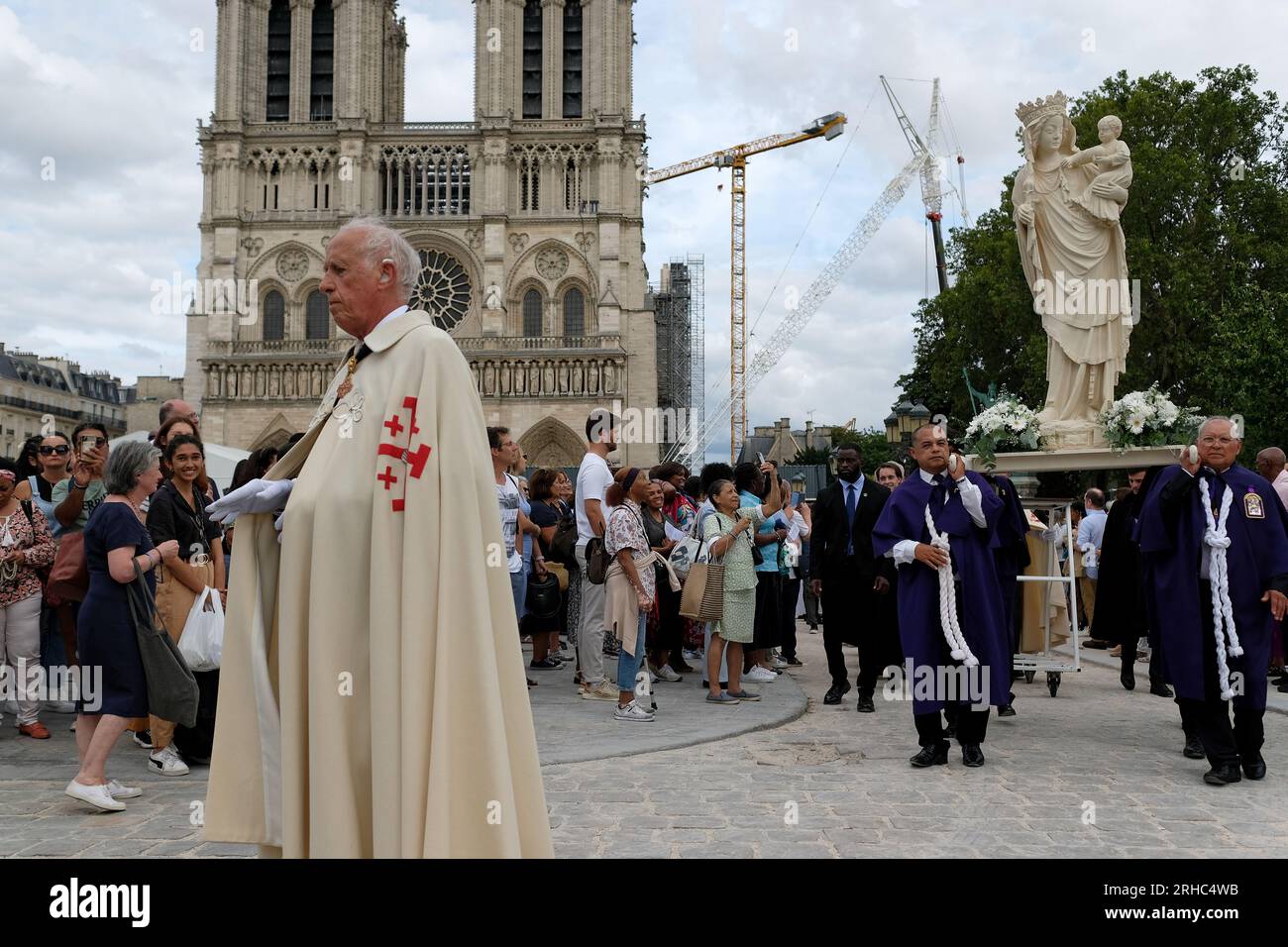 Une cérémonie religieuse a eu lieu sur le parvis de la cathédrale 'notre Dame' pour la fête de l'assomption. Une procession EST Parti après les vêpres Stockfoto